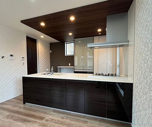 【キッチン】メーカー:トクラス
人造大理石のシンクと天板でお掃除ラクラク!フライパンを直置きしても焦げ付かず安心、オープンキッチンなら、配膳もスムーズで家族との会話も弾む設計、キッチンがもっと楽しくなる!