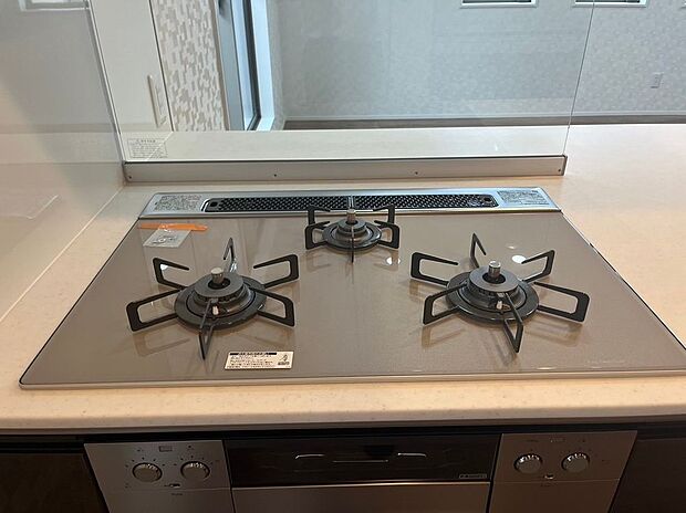 【ガスコンロ】メーカー：パロマ　
ガラスタイプの３口コンロは耐久性とお掃除のしやすさを兼ね備えた「暮らしに寄り添う」コンロです！グリル排気口はアイランド構造で、ひろびろ×スッキリ！