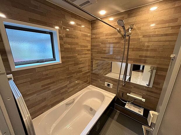 【浴室】メーカー：リクシル　
鏡面パネルを4面に使用した高品質なお風呂で、高級感あふれる快適なバスタイムを演出！マグネット棚でお掃除も簡単、開き戸設計でカビ対策もバッチリ！浴室乾燥完備で、いつでも快適な空間！