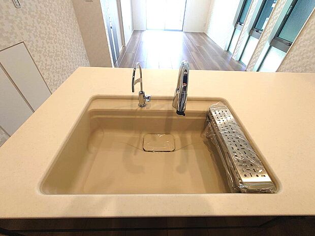 【シンク】傷に強く、熱にも耐える人造大理石シンクで、料理とお掃除がラクに！手をかざすだけのタッチレス水栓で衛生的＆節水！浄水器も完備で、毎日のキッチンがもっと快適に！