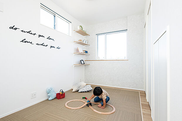 【キッズスペースとしても】お子様の遊び場やお昼寝スペースにもピッタリです。テキスタイル汚れに強いため、汚れてもさっと水拭きしたり、汚れた部分だけ外して水洗いしたりすることができます。