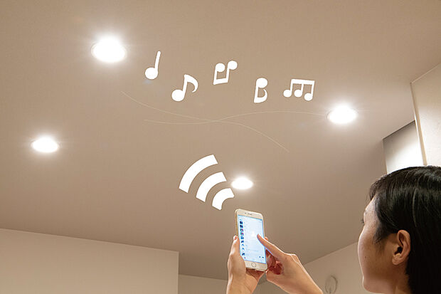 【【スピーカー付ダウンライト】】リビングの照明としての役割に加え、Bluetoothで接続して手軽に
音楽を再生できるスピーカー付きダウンライト。