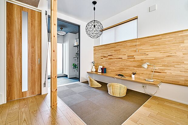 【フラットテキスタイル】リビングの一角にフラットにつながるテキスタイル敷きの空間を確保。親子でのふれあいや家事の空間としても活躍します。