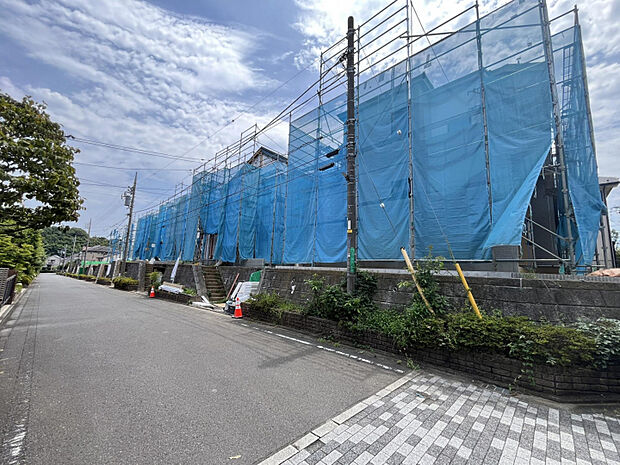 前面道路はゆとりのある幅員6m！車の出し入れもスムーズで、駐車が苦手な方にも安心です。　
