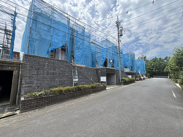 前面道路は交通量が少ない落ち着いた生活道路。車の出し入れもスムーズに行えるゆとりあるスペースを確保しています。静かな環境で、快適な暮らしを実現できる立地です。　
