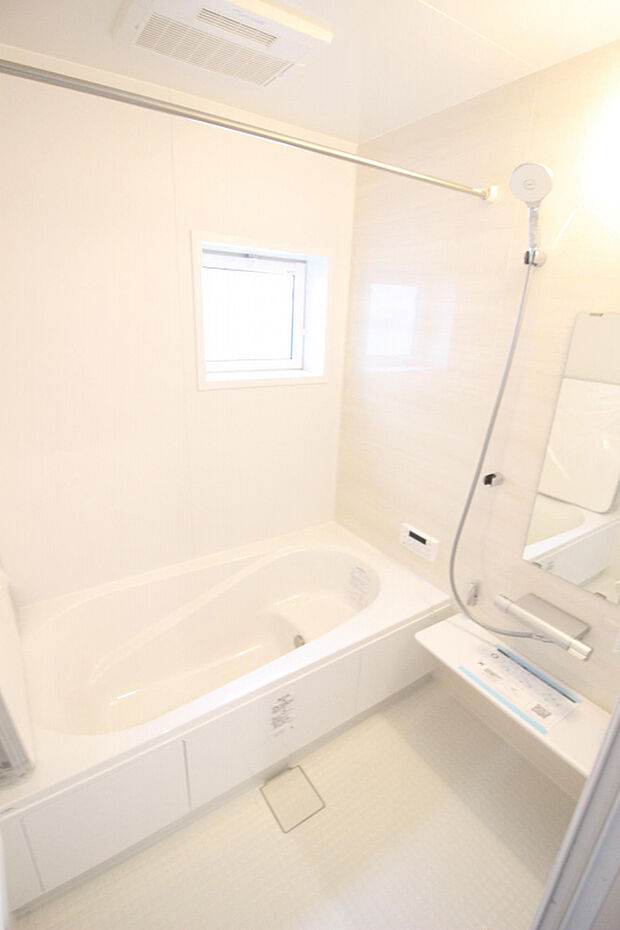 【2号棟　浴室】白を基調とした明るい浴室！寒い日のお風呂や雨の日のお洗濯に便利な浴室乾燥機付！