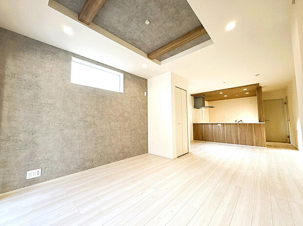 【LDK】18.5帖のゆったりLDK！折り上げ天井、ニッチなど設備も充実した快適なリビング空間！