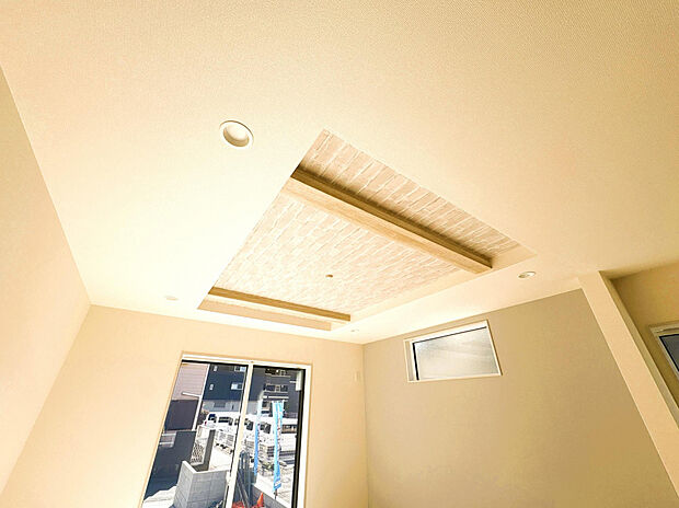 【1号棟　折上天井】リビングには折り上げ天井あり！リビング空間のアクセントになっております！シーリングファンなど設置しても良いですね！