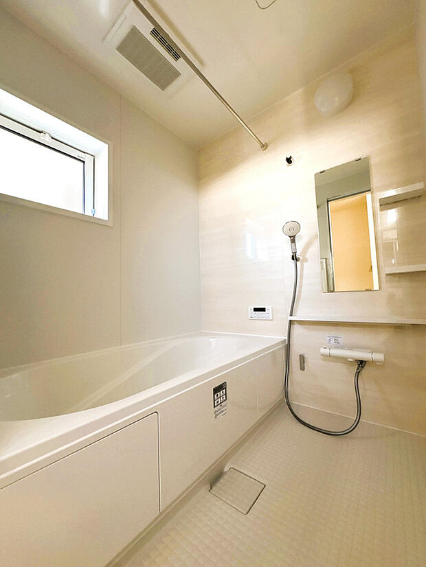 【1号棟　浴室】白を基調とした明るい浴室！寒い日のお風呂や雨の日のお洗濯に便利な浴室乾燥機付！
