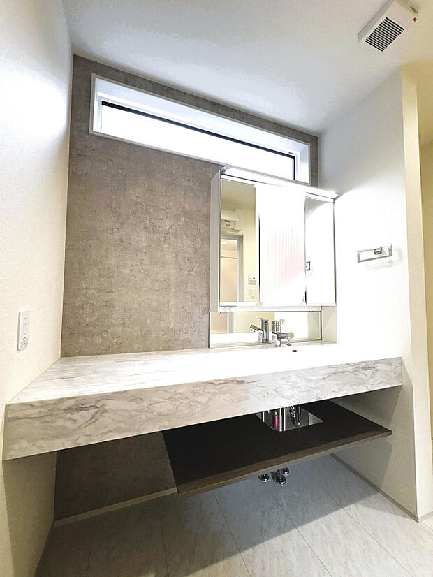 【洗面台】三面鏡シャンプードレッサー付きの洗面化粧台で朝の身だしなみもバッチリです。