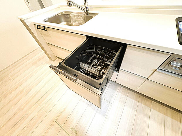 【1号棟　食洗機】毎日の家事に便利な食洗機が備え付け！手荒れの時期にも嬉しいですね！