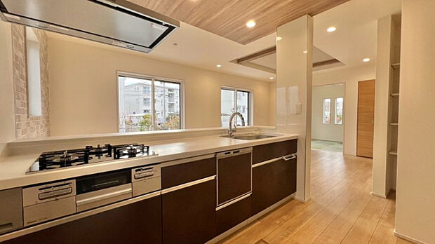 ＜2号棟＞対面キッチンは、タッチレス水栓付きで料理の効率も上がります。　