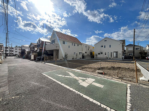 前面道路も広く駐車もしやすいです。　