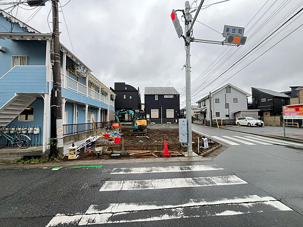 角地で開放感がございます。　