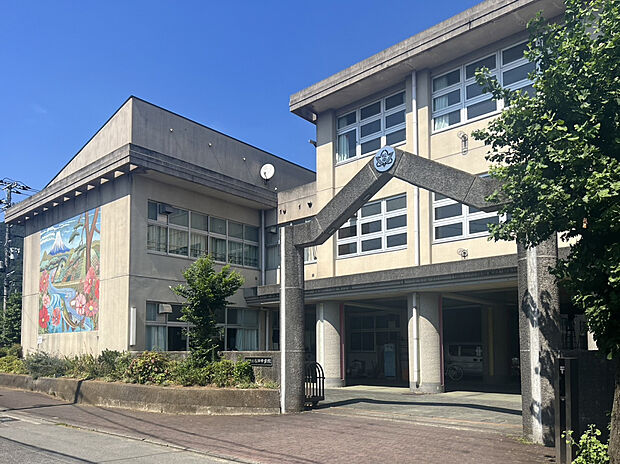 松田中学校（約376m）
