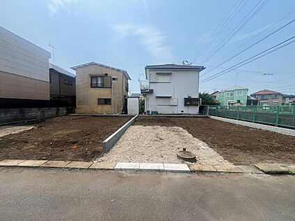 前面道路は車の通り抜けが出来ないので駐車もらくらくです。