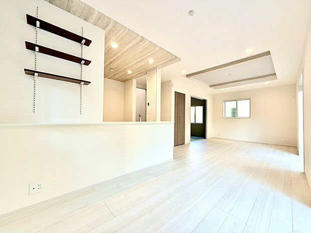 リビングダイニング　寛ぎスペースのリビングと、食事スペースのダイニングを区分けして家具を配置しやすい奥行きのある間取りです。