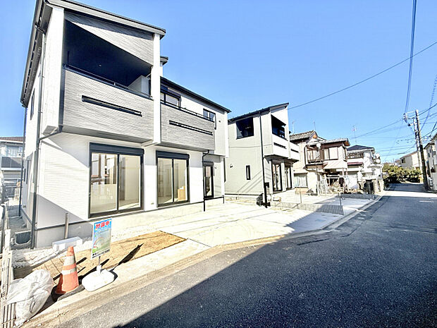 外観写真　南道路に面した開放感のある住まいです。陽当り良好◎