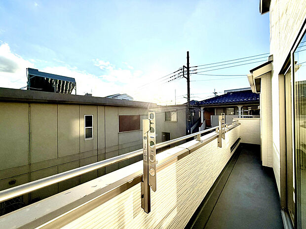 【バルコニー】南向きのバルコニーは、5.25帖と7.0帖の洋室から出入り可能◎洗濯物の乾きにも期待できそうです。