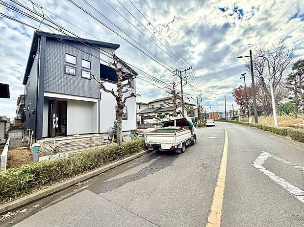 【前面道路含む現地写真】TVモニター付きインターホンを備えており、事前に来訪者を確認してから応対ができます。