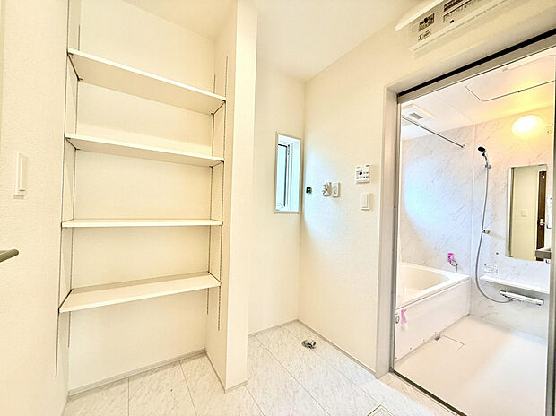 【収納】可動棚付きの収納スペースも備え、すっきり整理。