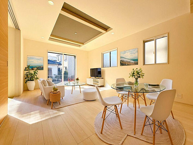 【リビング】ゆったりリビング！シャッター、折上天井と設備も充実です♪　※家具等はCGで加工しており、イメージとなります。家具付き販売ではございません。