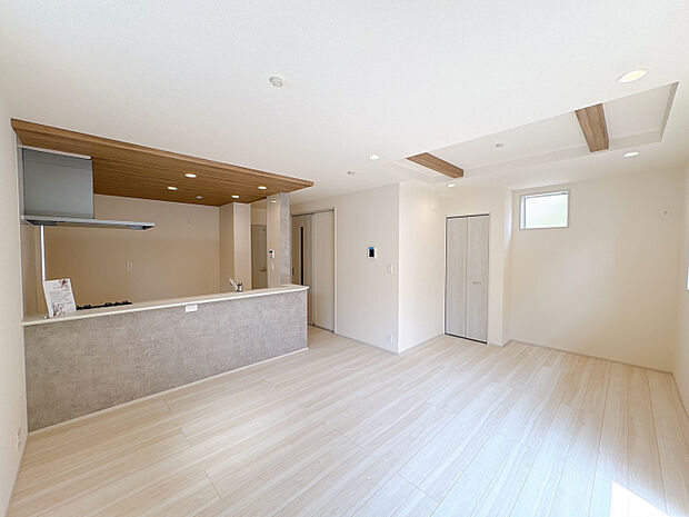 【LDK（16.75帖）】アクセントクロス＆折上天井を施した開放感のあるLDK。心地よい空間で、ゆったりと家族団欒のひとときをお過ごしいただけます。　