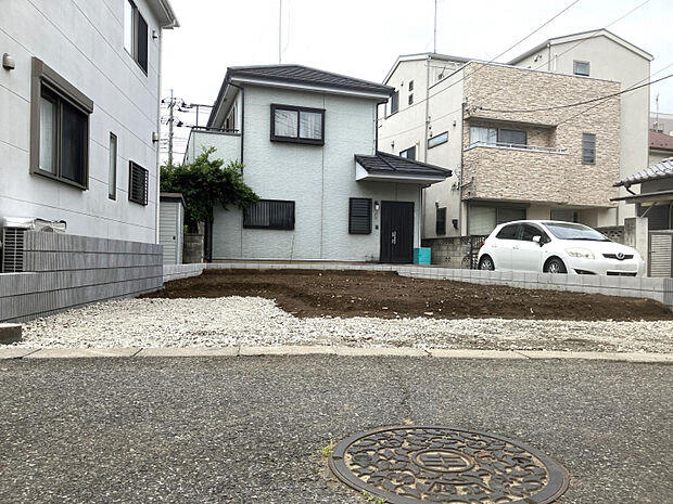 【外観写真】カースペース2台分を確保（軽1台含む）。敷地を有効活用した使いやすい配置です。　