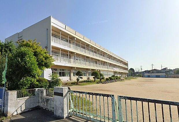 桶川西小学校（約510m）