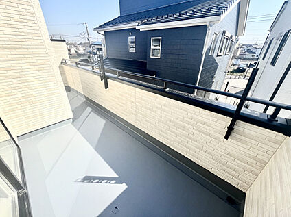 【2号棟】テーブル、椅子なども置ける広々バルコニー