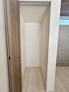 奥行きのあるキッチン横収納 片手で開け閉めできる折り戸