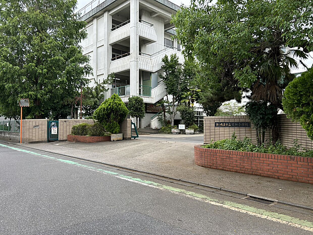 栄和小学校(約970m)