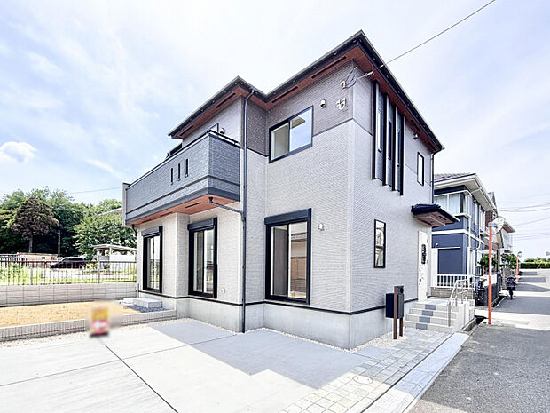 オシャレで存在感のある物件です！駐車スペースも確保できています◎　