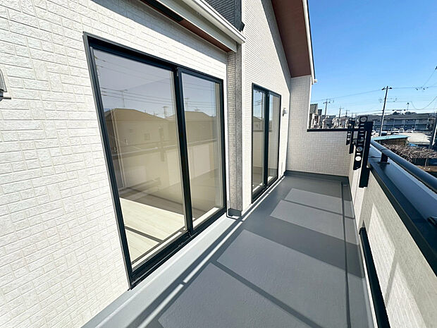 【2号棟:バルコニー】高さの調節が可能な屋外物干し付き。