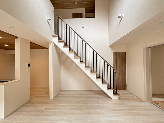 【【リビング階段】】デザイン性のあるオシャレなリビング階段を使用し、従来の建売感を無くした個性的なデザインとなっております。（2026.8.27撮影）