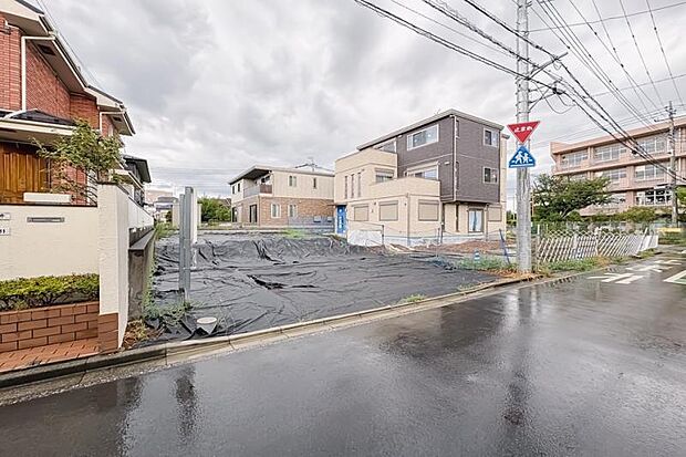 No.3_土地2(撮影_2025年8月)朝日が差し込む東向きの区画です。