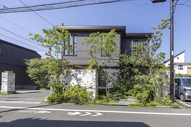 No.9_外観1（撮影_2025年9月）昔の民家が樹木を組み合わせて住宅と庭の良好な住環境を創り出したように樹木の間を縫うように住宅を配置しました。全9邸が集いひとつの森になる。