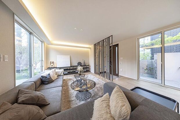 No.6_LDK3（撮影_2025年9月）30.6帖のLDKは南北それぞれのガーデンスペースとつながり開放感たっぷりの空間です。