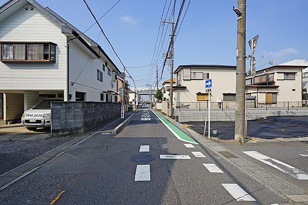 前面道路(撮影_2024年9月)幅員約5.9mの前面道路。