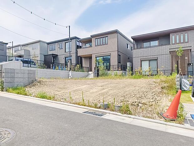 No.8_土地1(撮影_2025年9月)南道路に面した日当たりの良い区画です。