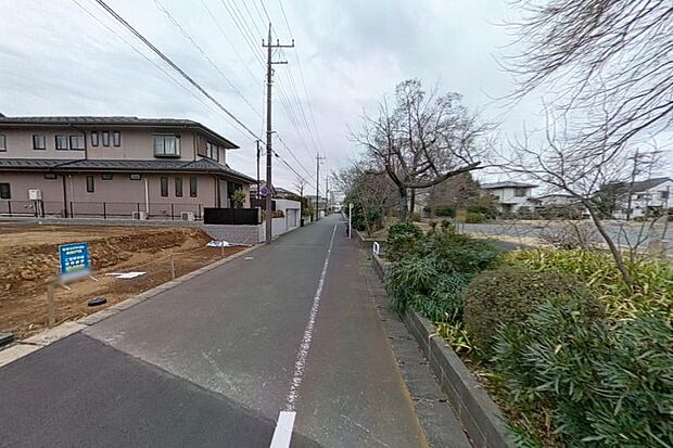 前面道路1(撮影_2025年_3月)幅員約6メートルのゆとりのある前面道路。南西からの日差しをたっぷり取り込み、駐車計画が取りやすいのも嬉しいポイント。