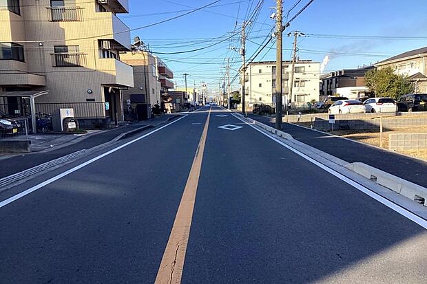 前面道路1（撮影_2026年1月）幅員約8.7m道路に約2.2mの歩道も加わり、お車の駐車も楽にできます。