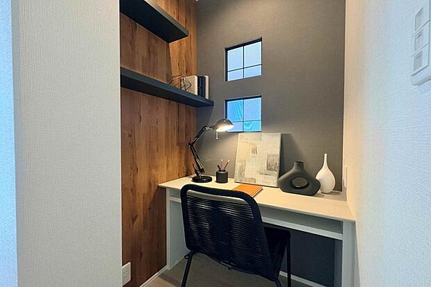 No.62_書斎(撮影_2025年10月)主寝室への入り口に配置した書斎はほど良いサイズ感。おしゃれな空間で仕事や趣味に没頭できます