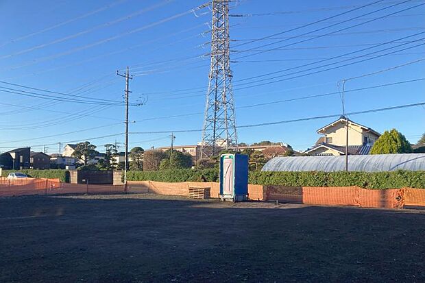 A街区土地全景4（撮影_2025年12月）周辺は低層住居が多く、空を広く感じられます。※販売済区画を含む場合がございます。最新の販売状況は区画図等をご参照下さい。