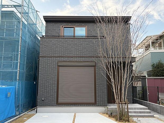 No.1_外観1（撮影_2025年12月）工場で作るボックスラーメン構造ユニット工法の鉄骨住宅です。耐震性能も高く、重厚感のあるデザインです。