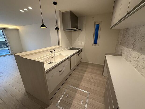 No.1_キッチン（撮影_2025年12月）リビング、ダイニングにいる家族と会話をしながらお料理できます。カップボードも充実しています。