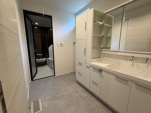 No.1_洗面（撮影_2025年12月）広々洗面で、納戸と隣り合わせになっており、収納が充実しています。