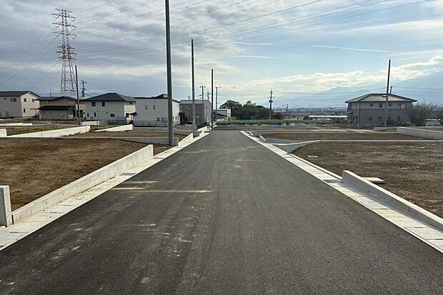 No6No7No10_前面道路2（撮影_2025年11月）北側より撮影。道路は分譲地内を1周出来る様に作られており、分譲地にお住いの方以外は入ってきにくい作りです。