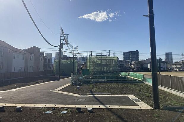 No.8_前面道路2(撮影_2026年3月)分譲地内で行き止まりのため、通り抜けできず車通りの少ない道路です。