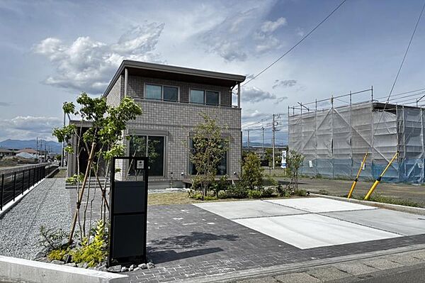 No.1_外観1（撮影_2026年5月）ゆとりの駐車スペースと美しく整えられたアプローチが魅力。